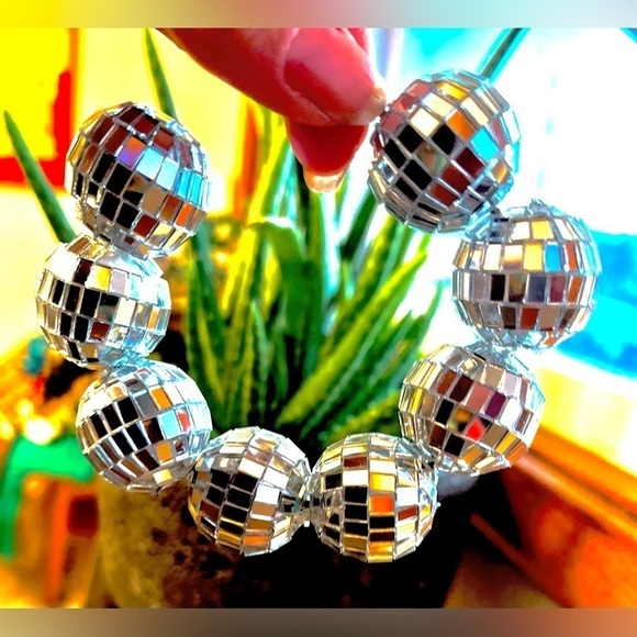 DISCO QUEEN HOOP EARRINGS - Picture 4 of 6